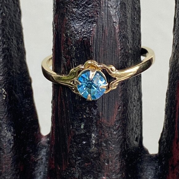 Vintage Prong Set Blue Glass Rhinestone Gold Tone Ring Size 5.5 - Picture 1 of 9
